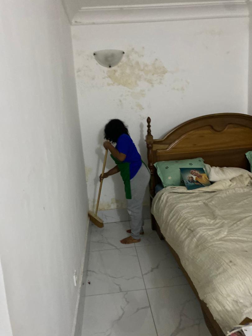 Image 1 : Vue avant – joint de carrelage noirci, grille d’aération encrassée, dessus d’armoire poussiéreux